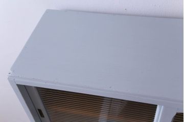 ペイント家具　作業台付き　淡いカラーとレトロなデザインが目をひく食器棚(収納棚、カップボード)(R-030441)