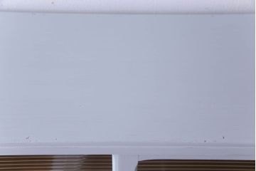 ペイント家具　作業台付き　淡いカラーとレトロなデザインが目をひく食器棚(収納棚、カップボード)(R-030441)