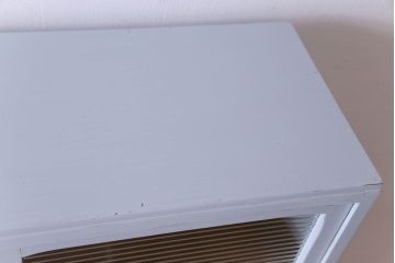 ペイント家具　作業台付き　淡いカラーとレトロなデザインが目をひく食器棚(収納棚、カップボード)(R-030441)