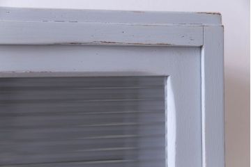 ペイント家具　作業台付き　淡いカラーとレトロなデザインが目をひく食器棚(収納棚、カップボード)(R-030441)