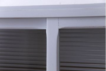 ペイント家具　作業台付き　淡いカラーとレトロなデザインが目をひく食器棚(収納棚、カップボード)(R-030441)