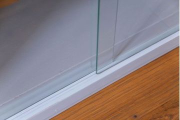 ペイント家具　作業台付き　淡いカラーとレトロなデザインが目をひく食器棚(収納棚、カップボード)(R-030441)