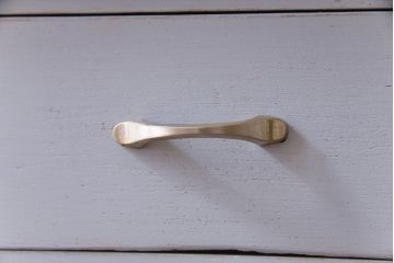 ペイント家具　作業台付き　淡いカラーとレトロなデザインが目をひく食器棚(収納棚、カップボード)(R-030441)