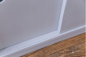 ペイント家具　作業台付き　淡いカラーとレトロなデザインが目をひく食器棚(収納棚、カップボード)(R-030441)