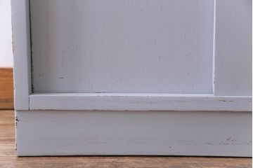 ペイント家具　作業台付き　淡いカラーとレトロなデザインが目をひく食器棚(収納棚、カップボード)(R-030441)