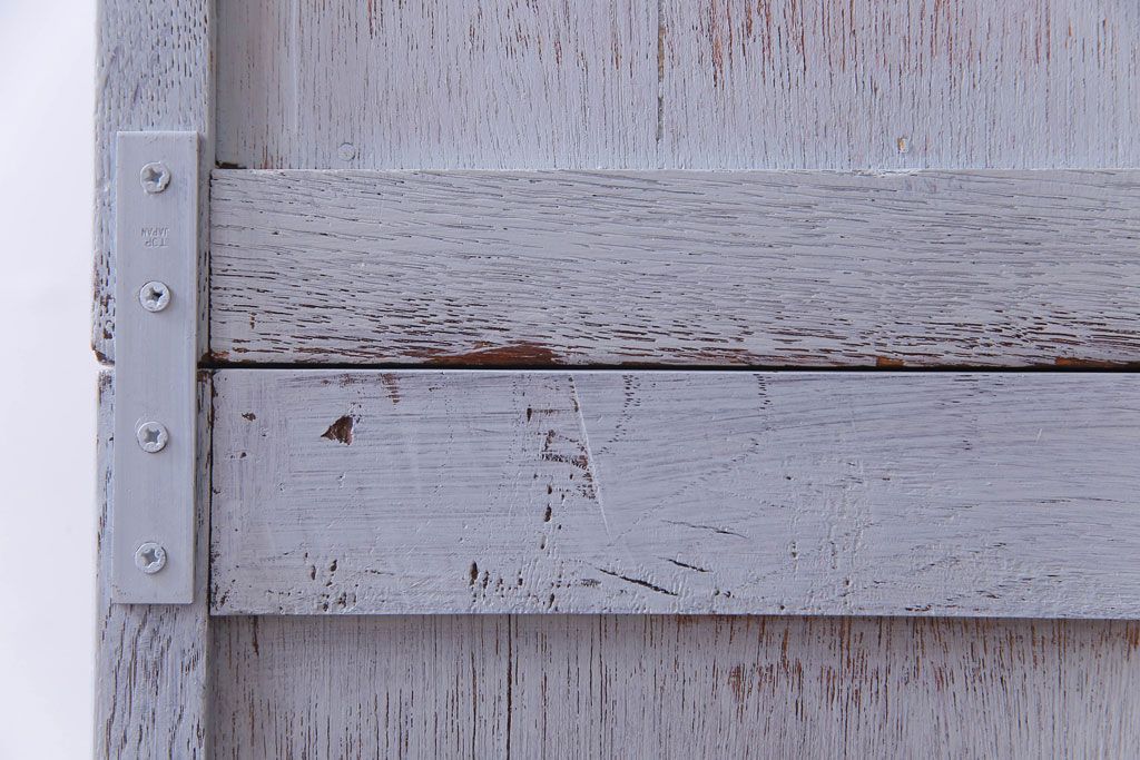 ペイント家具　作業台付き　淡いカラーとレトロなデザインが目をひく食器棚(収納棚、カップボード)(R-030441)