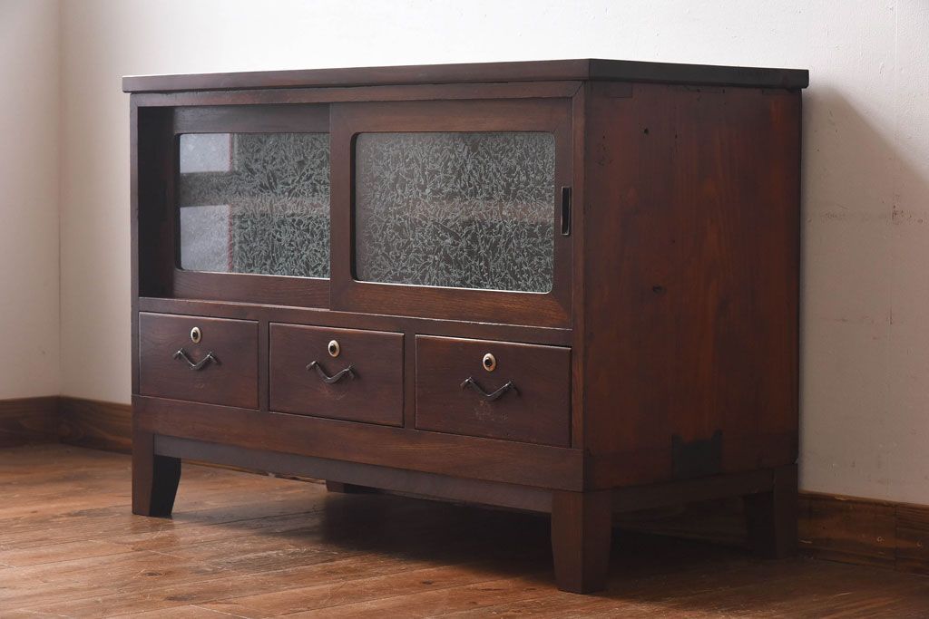 アンティーク家具　和モダン　ケヤキ材　葉ガラスが上品さを漂わせるタンスローボード(収納棚、リビングボード)(R-030442)