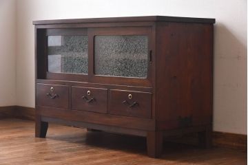アンティーク家具　和モダン　ケヤキ材　葉ガラスが上品さを漂わせるタンスローボード(収納棚、リビングボード)(R-030442)