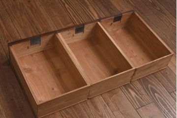 アンティーク家具　和モダン　ケヤキ材　葉ガラスが上品さを漂わせるタンスローボード(収納棚、リビングボード)(R-030442)