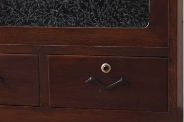アンティーク家具　和モダン　ケヤキ材　葉ガラスが上品さを漂わせるタンスローボード(収納棚、リビングボード)(R-030442)