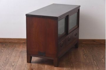 アンティーク家具　和モダン　ケヤキ材　葉ガラスが上品さを漂わせるタンスローボード(収納棚、リビングボード)(R-030442)