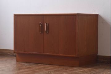 G-PLAN(ジープラン)　Fresco(フレスコ)　北欧家具　チーク材　美しいフォルムのローボード(キャビネット、収納棚)(R-030444)