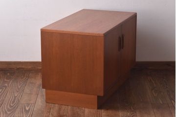 G-PLAN(ジープラン)　Fresco(フレスコ)　北欧家具　チーク材　美しいフォルムのローボード(キャビネット、収納棚)(R-030444)