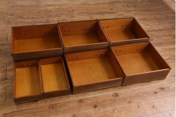 アンティーク家具　イギリスアンティーク　マホガニー材　エレガントな佇まいのサイドチェスト(引き出し、ドロワー)(R-030446)