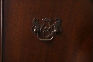 アンティーク家具　イギリスアンティーク　マホガニー材　エレガントな佇まいのサイドチェスト(引き出し、ドロワー)(R-030446)