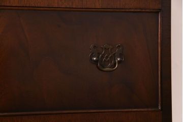 アンティーク家具　イギリスアンティーク　マホガニー材　エレガントな佇まいのサイドチェスト(引き出し、ドロワー)(R-030446)