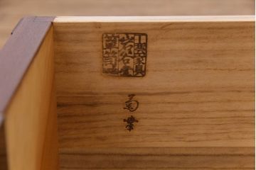 中古美品　岩谷堂　豪華な南部鉄器が存在感を放つサイドボード(チェスト、引き出し)(定価約69万円)(R-030447)