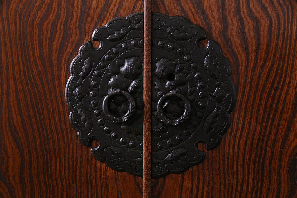 中古美品　岩谷堂　豪華な南部鉄器が存在感を放つサイドボード(チェスト、引き出し)(定価約69万円)(R-030447)