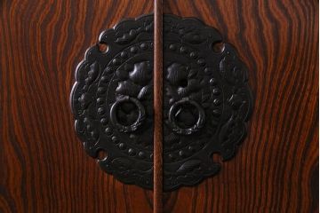 中古美品　岩谷堂　豪華な南部鉄器が存在感を放つサイドボード(チェスト、引き出し)(定価約69万円)(R-030447)