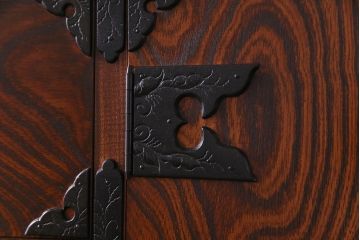 中古美品　岩谷堂　豪華な南部鉄器が存在感を放つサイドボード(チェスト、引き出し)(定価約69万円)(R-030447)