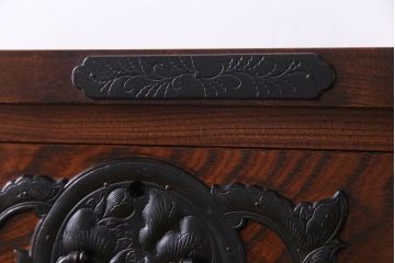 中古美品　岩谷堂　豪華な南部鉄器が存在感を放つサイドボード(チェスト、引き出し)(定価約69万円)(R-030447)