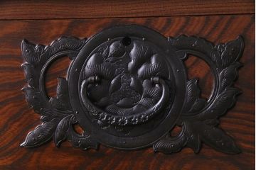 中古美品　岩谷堂　豪華な南部鉄器が存在感を放つサイドボード(チェスト、引き出し)(定価約69万円)(R-030447)