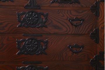 中古美品　岩谷堂　豪華な南部鉄器が存在感を放つサイドボード(チェスト、引き出し)(定価約69万円)(R-030447)