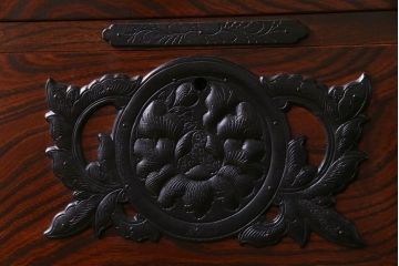 中古美品　岩谷堂　豪華な南部鉄器が存在感を放つサイドボード(チェスト、引き出し)(定価約69万円)(R-030447)