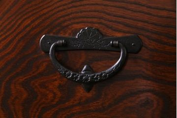 中古美品　岩谷堂　豪華な南部鉄器が存在感を放つサイドボード(チェスト、引き出し)(定価約69万円)(R-030447)