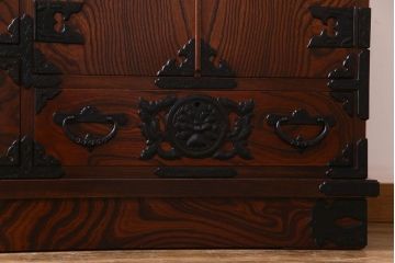 中古美品　岩谷堂　豪華な南部鉄器が存在感を放つサイドボード(チェスト、引き出し)(定価約69万円)(R-030447)