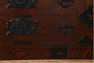 中古美品　岩谷堂　豪華な南部鉄器が存在感を放つサイドボード(チェスト、引き出し)(定価約69万円)(R-030447)