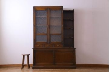 アンティーク家具　昭和初期　結霜ガラス入り　飾り棚付きの大型ブックケース(本箱、収納棚、食器棚、戸棚)(R-030453)