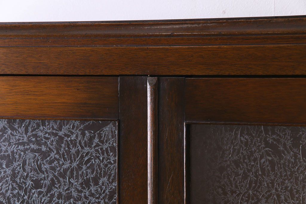 アンティーク家具　昭和初期　結霜ガラス入り　飾り棚付きの大型ブックケース(本箱、収納棚、食器棚、戸棚)(R-030453)