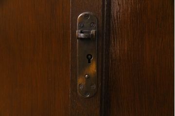 アンティーク家具　昭和初期　結霜ガラス入り　飾り棚付きの大型ブックケース(本箱、収納棚、食器棚、戸棚)(R-030453)