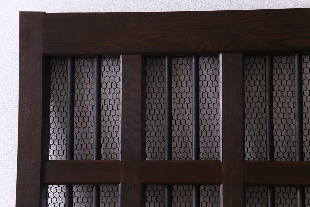 和製アンティーク　総ケヤキ材　重厚な佇まいが存在感を放つ鉄格子蔵戸(引き戸、建具、玄関戸)(R-030454)
