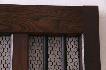 和製アンティーク　総ケヤキ材　重厚な佇まいが存在感を放つ鉄格子蔵戸(引き戸、建具、玄関戸)(R-030454)