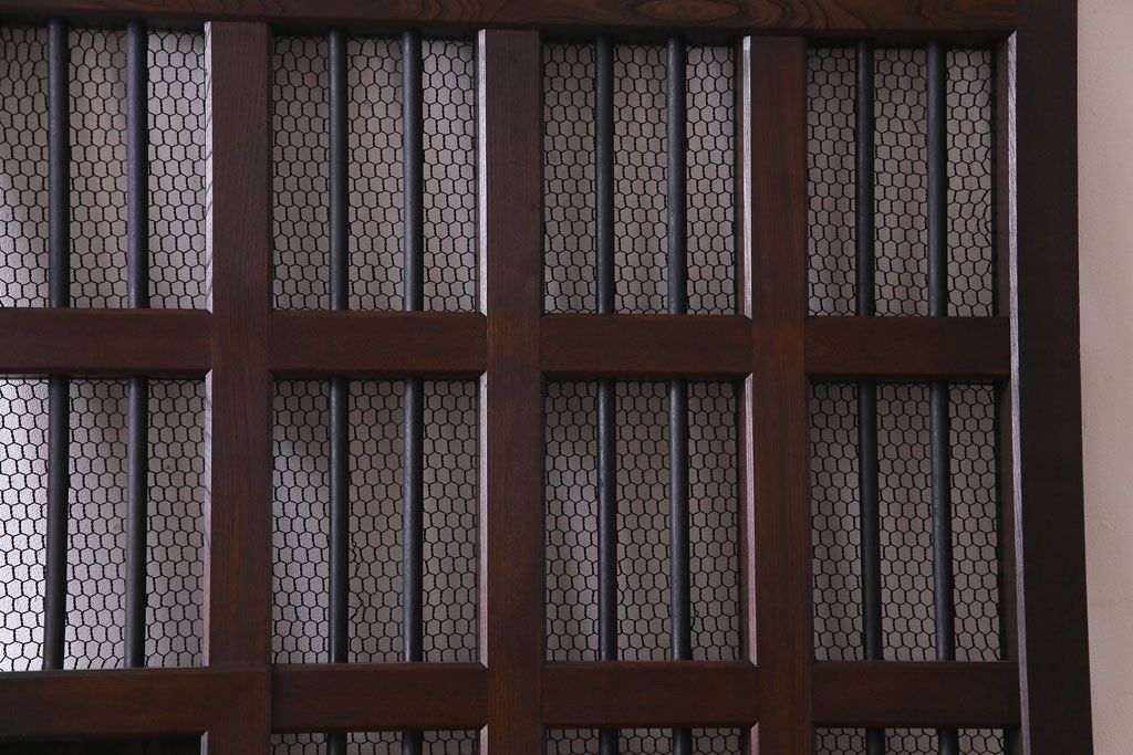 和製アンティーク　総ケヤキ材　重厚な佇まいが存在感を放つ鉄格子蔵戸(引き戸、建具、玄関戸)(R-030454)