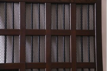 和製アンティーク　総ケヤキ材　重厚な佇まいが存在感を放つ鉄格子蔵戸(引き戸、建具、玄関戸)(R-030454)