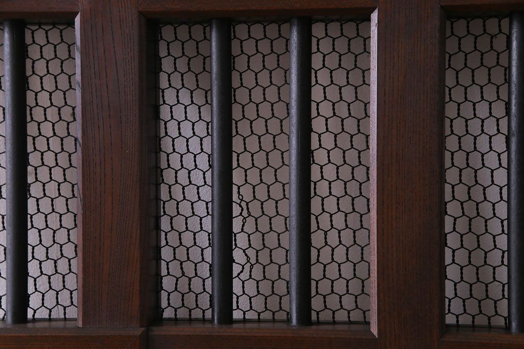 和製アンティーク　総ケヤキ材　重厚な佇まいが存在感を放つ鉄格子蔵戸(引き戸、建具、玄関戸)(R-030454)