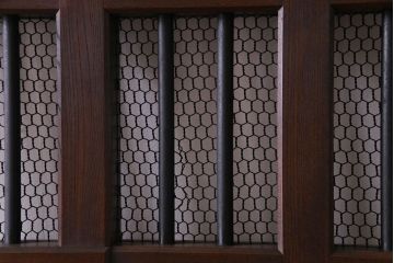 和製アンティーク　総ケヤキ材　重厚な佇まいが存在感を放つ鉄格子蔵戸(引き戸、建具、玄関戸)(R-030454)