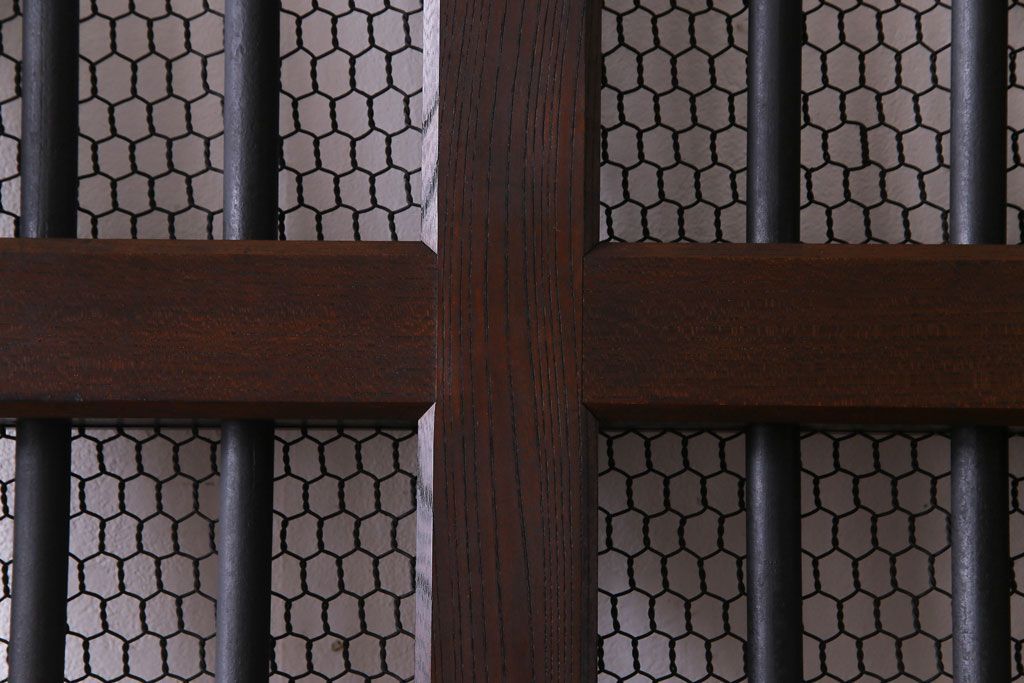 和製アンティーク　総ケヤキ材　重厚な佇まいが存在感を放つ鉄格子蔵戸(引き戸、建具、玄関戸)(R-030454)