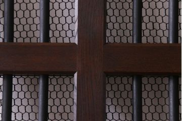 和製アンティーク　総ケヤキ材　重厚な佇まいが存在感を放つ鉄格子蔵戸(引き戸、建具、玄関戸)(R-030454)