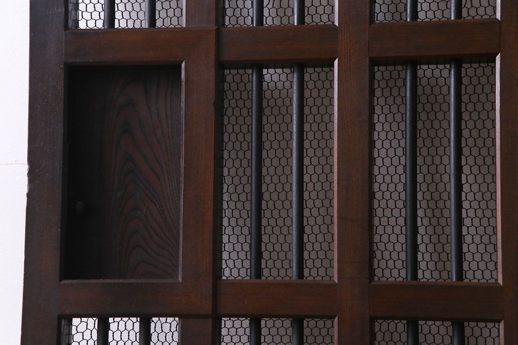 和製アンティーク　総ケヤキ材　重厚な佇まいが存在感を放つ鉄格子蔵戸(引き戸、建具、玄関戸)(R-030454)