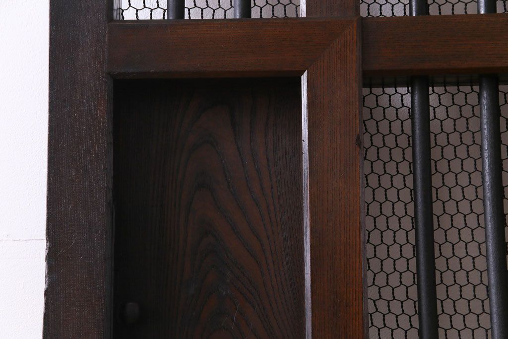 和製アンティーク　総ケヤキ材　重厚な佇まいが存在感を放つ鉄格子蔵戸(引き戸、建具、玄関戸)(R-030454)
