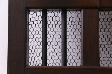 和製アンティーク　総ケヤキ材　重厚な佇まいが存在感を放つ鉄格子蔵戸(引き戸、建具、玄関戸)(R-030454)