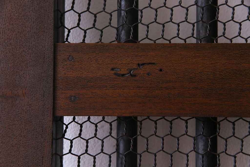 和製アンティーク　総ケヤキ材　重厚な佇まいが存在感を放つ鉄格子蔵戸(引き戸、建具、玄関戸)(R-030454)