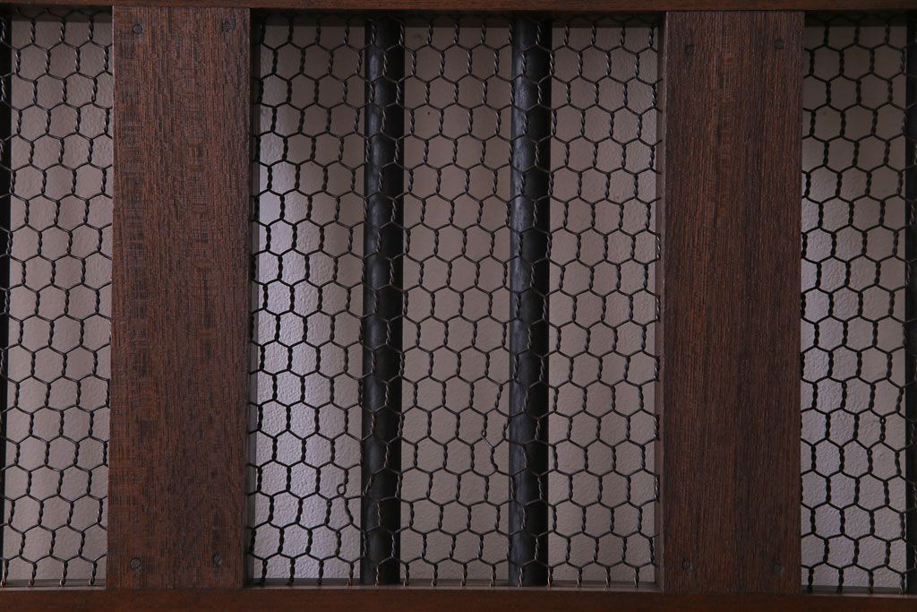 和製アンティーク　総ケヤキ材　重厚な佇まいが存在感を放つ鉄格子蔵戸(引き戸、建具、玄関戸)(R-030454)