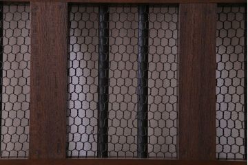 和製アンティーク　総ケヤキ材　重厚な佇まいが存在感を放つ鉄格子蔵戸(引き戸、建具、玄関戸)(R-030454)