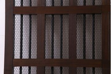 和製アンティーク　総ケヤキ材　重厚な佇まいが存在感を放つ鉄格子蔵戸(引き戸、建具、玄関戸)(R-030454)