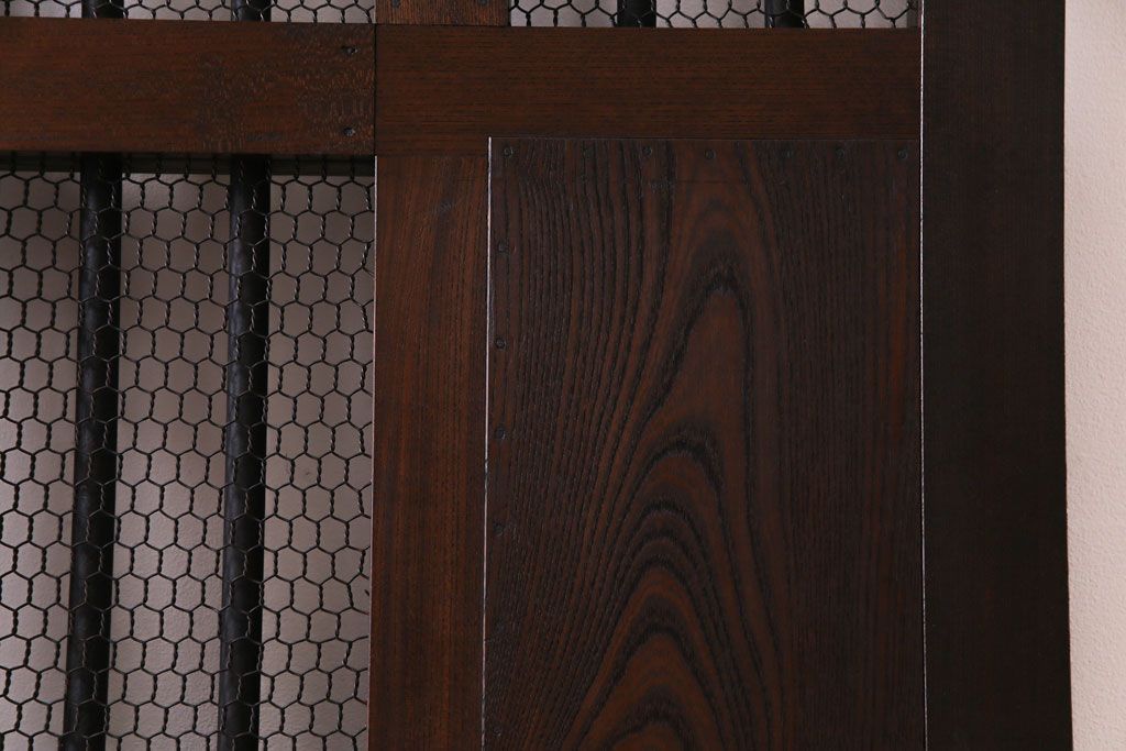 和製アンティーク　総ケヤキ材　重厚な佇まいが存在感を放つ鉄格子蔵戸(引き戸、建具、玄関戸)(R-030454)